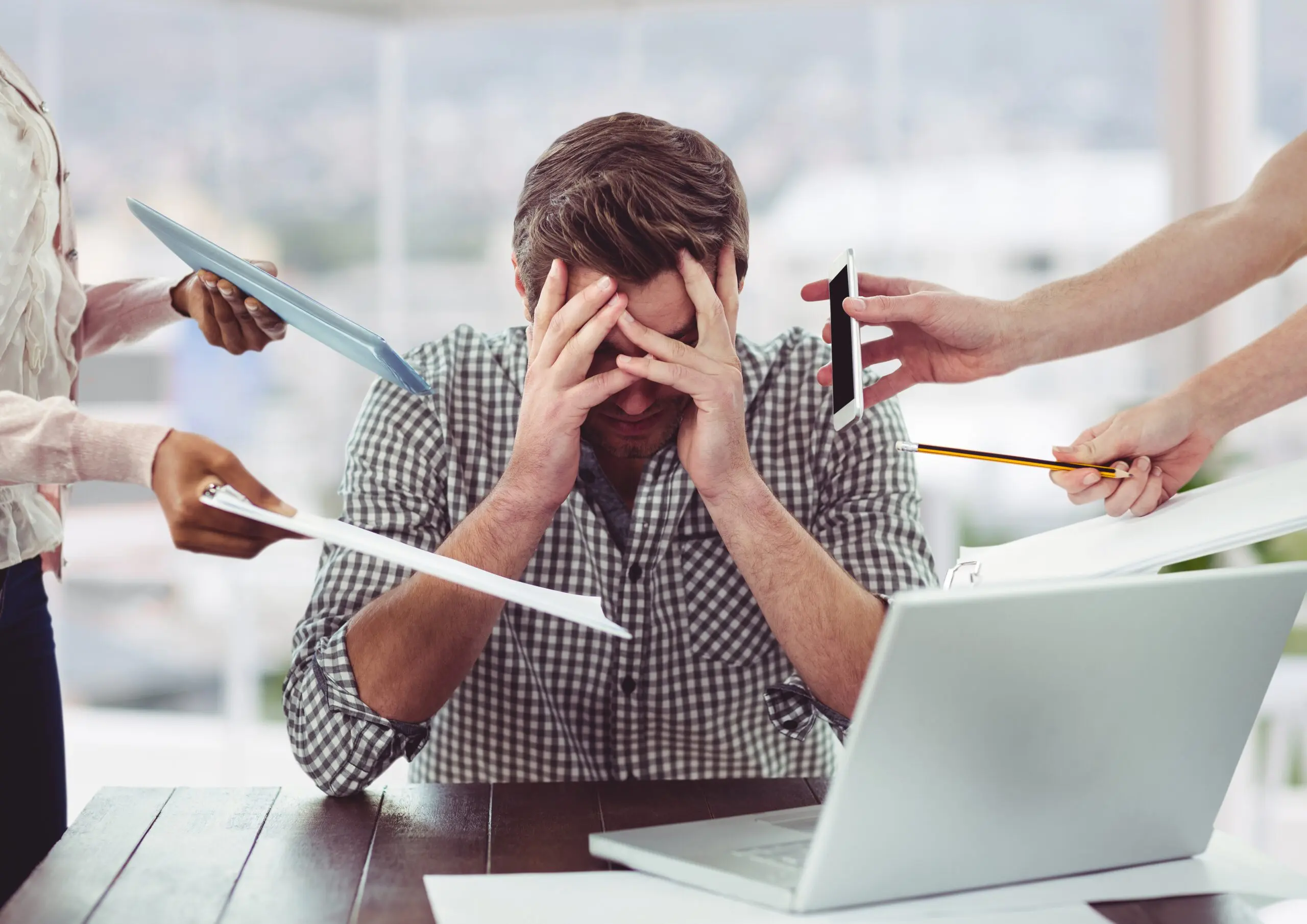 Stress au travail : causes, symptômes et comment le gérer efficacement